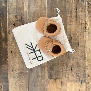 FRESHLY PICKED ZION ITALIAN LEATHER BABY MOCCASINS - SIZE 1 (BABY)